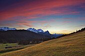 Blick zum Zugspitzmassiv mit Alpspitze, Waxenstein und Zugspitze, Werdenfelser Land, Bayern, Deutschland