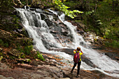 Junge fotografiert die Rissloch-Wasserfälle bei Bodenmais, Bayrischer Wald, Bayern, Deutschland