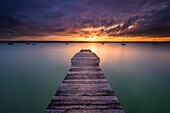 Dramatischer Sonnenuntergang nach einem Sturm, Ammersee, Bayern, Deutschland