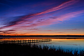 Farbenfroher Sonnenuntergang am Ostufer des Ammersees, Bayern, Deutschland