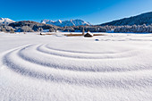 Wellen im frischen Schnee am Wagenbrüchsee, Bayern, Deutschland