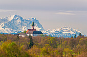Kloster Andechs vor der Zugspitze, Bayern, Deutschland