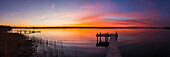 Panorama eines farbenfrohen Sonnenuntergangs, Ammersee, Bayern, Deutschland