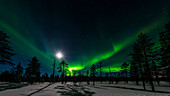 Nordlicht und Vollmond in der Nähe von  Luosto, finnisch Lappland