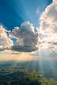 Ein Wolkenturm verdeckt die Sonne und sorgt für eine schöne Lichtstimmung, Bayern, Deutschland
