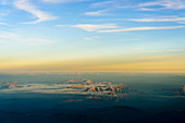 Luftaufnahme bei Sonnenuntergang über den südlichen Alpengipfeln, Venetien, Italien