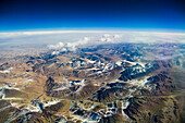 Erster Schnee auf den schwarzen Bergen in Kirgisien