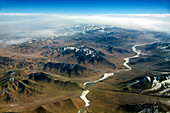 Gefrohrener Fluss auf einer Hochebene in Kirgisien