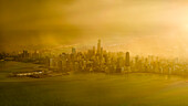 Ein Unwetter verdeckt den Sonnenuntergang und sorgt für eine dramatische Lichtstimmung beim Anflug auf Chicago, Illinois, USA