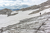 Bergpanorama, Allgäu, Felslandschaft, Gipfel, Wanderer, Schneefeld, Gletscher, Schneeschmelze, Kemptner Hütte, Fernwanderweg, Berglandschaft, Gipfel, Wanderurlaub, Natur, Hüttentour, Sternenhimmel, Gipfel, Mondschein, Wanderwege, Oberallgäu, Alpen, Bayern