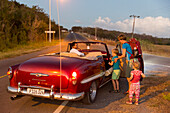 Oldtimer, on the way from the beach Playa Rancha Luna back to Cienfuegos, hitchhiking, father with kids, children, public transport, family travel to Cuba, parental leave, holiday, time-out, adventure, MR, Cienfuegos, Cuba, Caribbean island