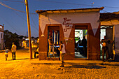 street scene at night in the city of Trinidad, bar, nightlife, family travel to Cuba, parental leave, holiday, time-out, adventure, Trinidad, province Sancti Spiritus, Cuba, Caribbean island