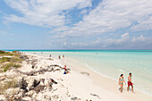 tourists on the most beautiful beach in Cayo Guillermo, Playa Pilar, sandy dream beach, turquoise blue sea, family travel to Cuba, parental leave, holiday, time-out, adventure, Playa Pilar, Cayo Guillermo, Jardines del Rey, Provinz Ciego de Ávila, Cuba, C