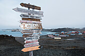 Wegweiser in der Nähe der russisch-orthodoxen Kirche, King George Island, Südliche Shetlandinseln, Antarktis