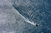 Blick aus erhöhter Perspektive auf Zodiac Schlauchboot von Expeditions-Kreuzfahrtschiff MS Bremen (Hapag-Lloyd Cruises), Orne Harbor, Grahamland, Antarktische Halbinsel, Antarktis