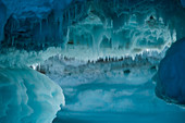 Eine unheimliche Höhle in einem Eisberg, nahe Possession Island, Rossmeer, Antarktis