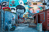 Ein buntes Wandgemälde mit Abbild von Salvador Dali wird von Baumaschinen umrahmt, Noumea, Neukaledonien, Südpazifik