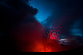 Wenn das Tageslicht verblasst, wird die leuchtend rote Lava von Vulkan Mount Yasur sichtbar, Tanna Island, Vanuatu, Südpazifik