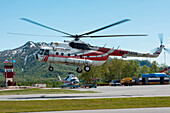 Ein russischer Hubschrauber voller deutscher Touristen kehrt vom Tal der Geysire zum Flughafen Petropawlowsk-Kamtschatski zurück, Yelizowo, ca. 30 km von Petropavlovsk-Kamchatsky, Kamtschatka, Russland, Asien
