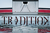 Ein Fischerboot namens Tradition liegt tief im Wasser, Petersburg, Mitkof Island, Alaska, USA, Nordamerika