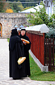 2 Nonnen im Frauen-Kloster Agapia  in den Karpaten bei Targu Neamt, Rumänien