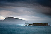 Blick von Cemetery Bay zu Napean und Philip Island an einem stürmischen Tag, Australien