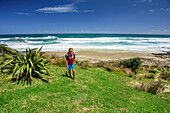 Frau wandert auf Waimamaku Coastal Track entlang der Küste, Waimamaku Coastal Track, Northland Region, Nordinsel, Neuseeland