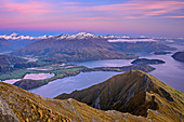 Lake Wanaka und Mount Aspiring in der Morgendämmerung, Roys Peak, Harris Mountains, Mount Aspiring Nationalpark, UNESCO Welterbe Te Wahipounamu, Queenstown-Lake District, Otago, Südinsel, Neuseeland