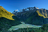 Routeburn Flats with snow mountains in background, Routeburn Track, Great Walks, Fiordland National Park, UNESCO Welterbe Te Wahipounamu, Queenstown-Lake District, Otago, South island, New Zealand
