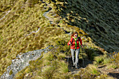 Woman hiking on Kepler Track, Kepler Track, Great Walks, Fiordland National Park, UNESCO Welterbe Te Wahipounamu, Southland, South island, New Zealand