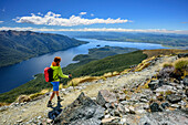 Frau wandert auf Kepler Track mit Blick auf Lake Te Anau, Kepler Track, Great Walks, Fiordlands Nationalpark, UNESCO Welterbe Te Wahipounamu, Southland, Südinsel, Neuseeland