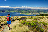 Frau wandert auf Kepler Track mit Blick auf Lake Te Anau, Kepler Track, Great Walks, Fiordlands Nationalpark, UNESCO Welterbe Te Wahipounamu, Southland, Südinsel, Neuseeland