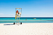 Strandwächter am Sandstrand, La plage des Salins, St. Tropez, Var, Côte d'Azur, Südfrankreich, Frankreich