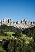 Farmhouses in front of Geislergruppe, Santa Maddalena, Villnößtal, Dolomites, South Tyrol, Italy