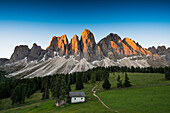 Sonnenaufgang, Glatschalm unterhalb der Geislerspitzen, Villnösstal, Sass Rigais, Dolomiten, Südtirol, Italien