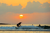 Surfer und Sonnenuntergang, Praia do Amado, Carrapateira, Algarve, Westküste, Atlantik, Portugal