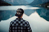 Mann steht am Plansee, Reutte, Tirol, Österreich, Europa.