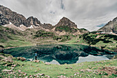 Wanderer am Seebensee, Mieminger Gebirge, Tirol, Österreich, Europa.