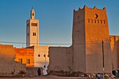 Das Ksar Maadid bei Erfoud, befestigten Turm, Lehmhäuser und Minarett im befestigten Dorf, Tafilalet,  Marokko