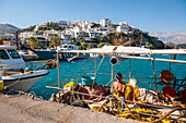 Fischer und Fischerboot im Hafen, Agia Galini, Kreta, Griechenland, Kreta, Griechenland, Europa