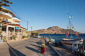 bemaltes Boot entlang der Strandpromenade, Tavernen am Abend, Plakias, Kreta, Griechenland, Europa