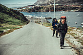 Eine Gruppe Wanderer geht an der Küste Sisimiuts, Grönland, Arktis.