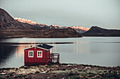 Rote Hütte in Grönland, Grönland, Arktis.