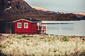 Rote Hütte in Grönland, Grönland, Arktis.