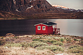 Rote Hütte in Grönland, Grönland, Arktis.