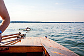 Blick von der Jolle auf Ammersee, Bayern, Deutschland, Europa