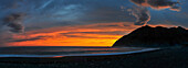 Dramatischer Sonnenuntergang am Strand, Südinsel, Neuseeland