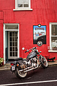 Motorrad vor einer Bar in Eyeries, Beara Halbinsel, Grafschaft Cork, Irland, Wild Atlantic Way, Europa