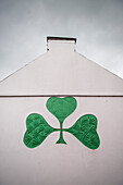 grünes, dreiblättriges Kleeblatt in Hausfassade eingearbeitet, Dingle Stadt, Dingle Halbinsel, Slea Head Drive, Grafschaft Kerry, Irland, Wild Atlantic Way, Europa