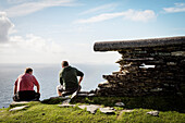 zwei Wanderer machen Pause am Bray Head, Bruff, Valentia Insel, Grafschaft Kerry, Irland, Wild Atlantic Way, Europa